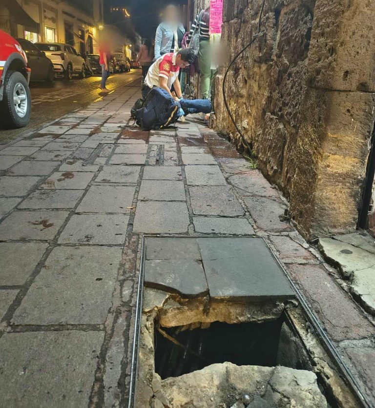 Mujer cae a registro al romperse tapa en el Centro Histórico de Morelia