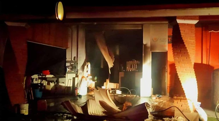 Negocio de agroquímicos arde en llamas en límites de Ario de Rosales con Salvador Escalante