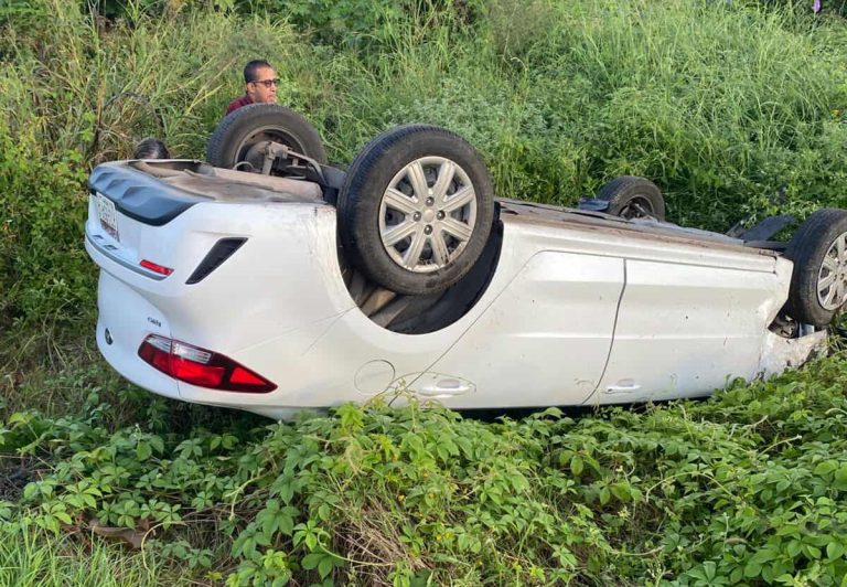 Pareja resulta lesionada tras volcadura en carretera de Buenavista
