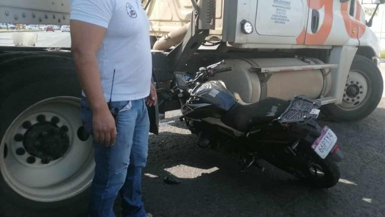 Percance entre moto y tráiler deja solo daños materiales al poniente de Morelia