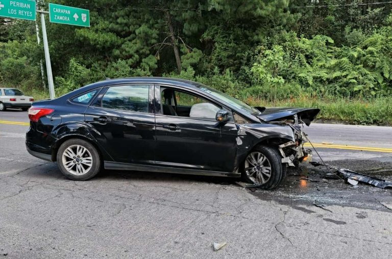 Tres heridos tras aparatoso choque de frente, en la carretera Uruapan-Paracho