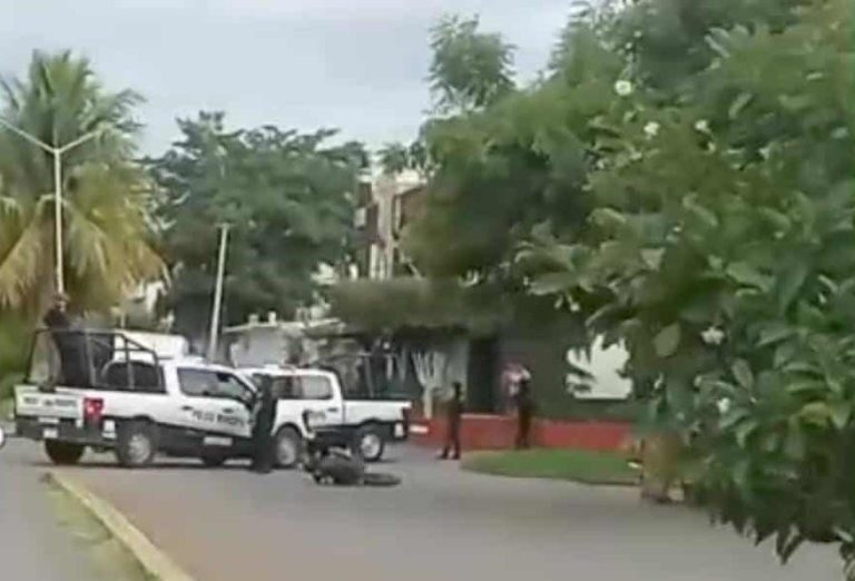 Tres lesionados tras aparatoso choque de motocicletas, en Apatzingán