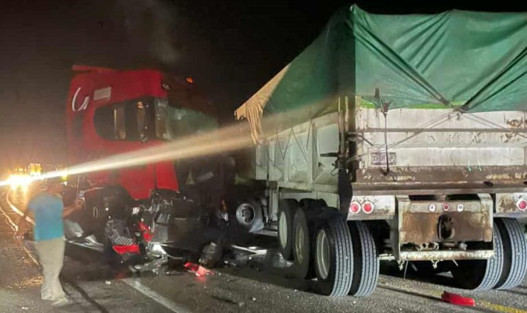 Tres lesionados, tras choque frontal de camiones de carga en la autopista Siglo XXI