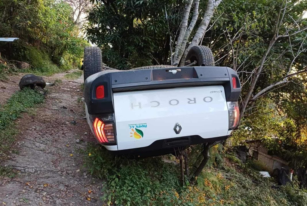 Vuelca camioneta en Tacambaro