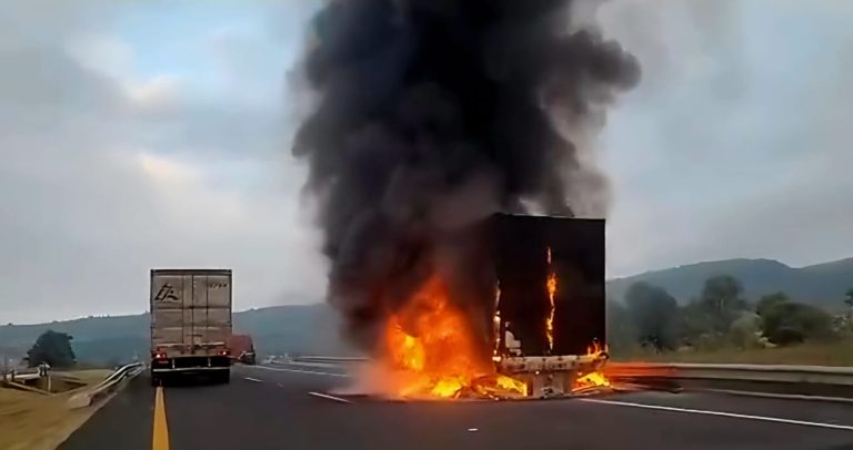 Arde tractocamión en la Autopista México-Guadalajara
