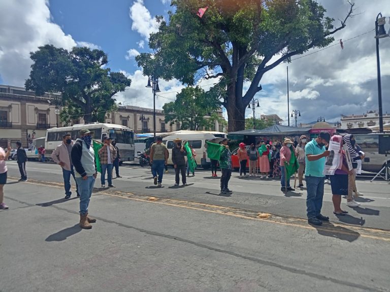 FNLS bloquea la avenida Madero y exige juicio contra Silvano Aureoles
