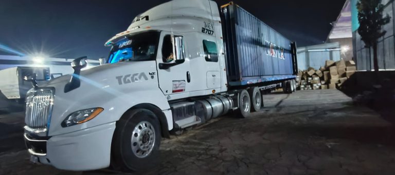 Tráiler robado en el puerto de Lázaro Cárdenas es recuperado en Uruapan