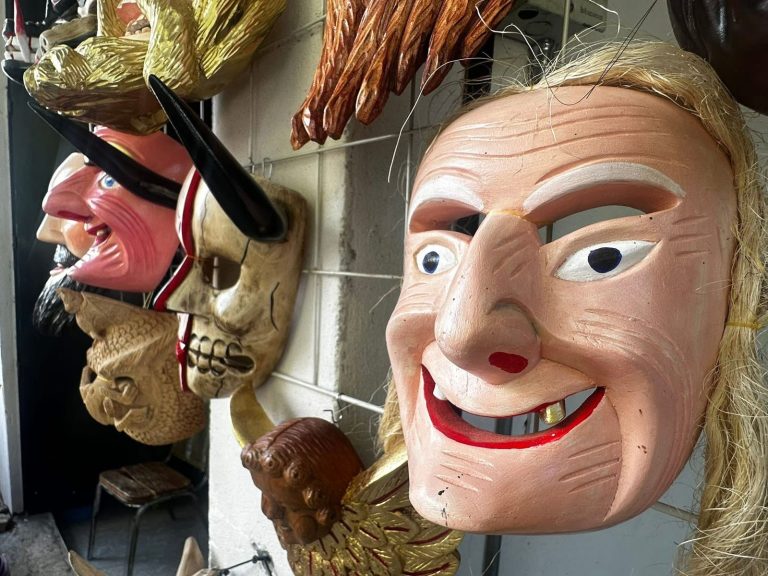Conviértete en artista por un día con el taller de máscaras de madera en Tócuaro: SecTur