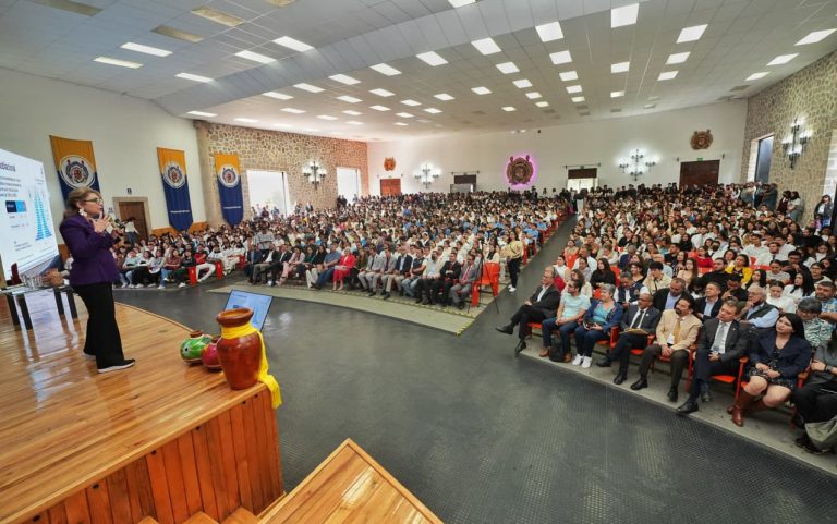 Directora del Ceneval imparte conferencia en la UMSNH