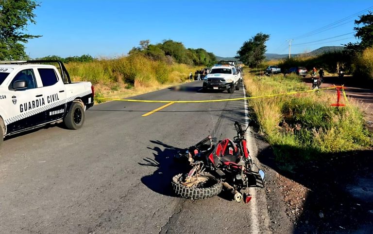 Una mujer muerta y un joven lesionados al ser chocada su moto por una camioneta en Ixtlán