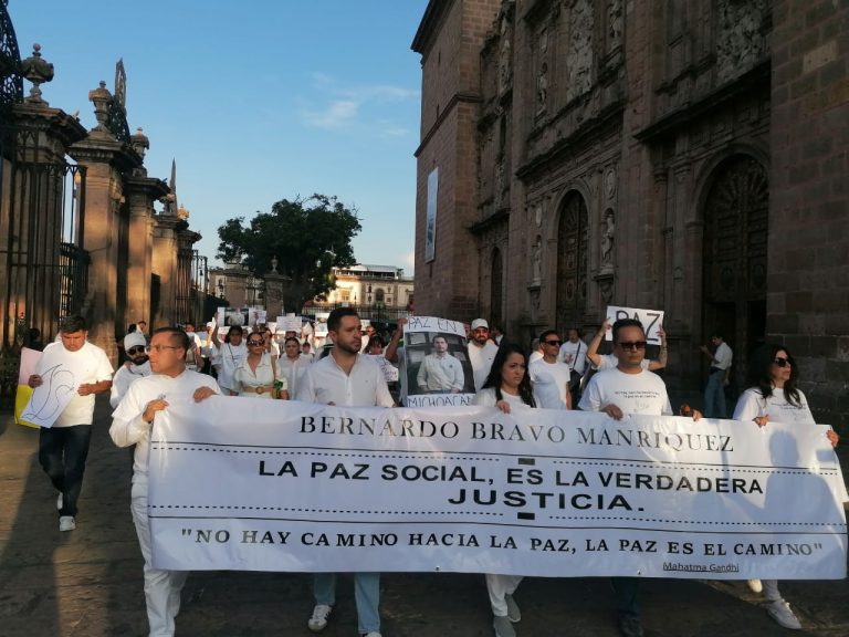 Familiares y amigos marcharon en silencio para pedir paz y justicia por Bernardo Bravo