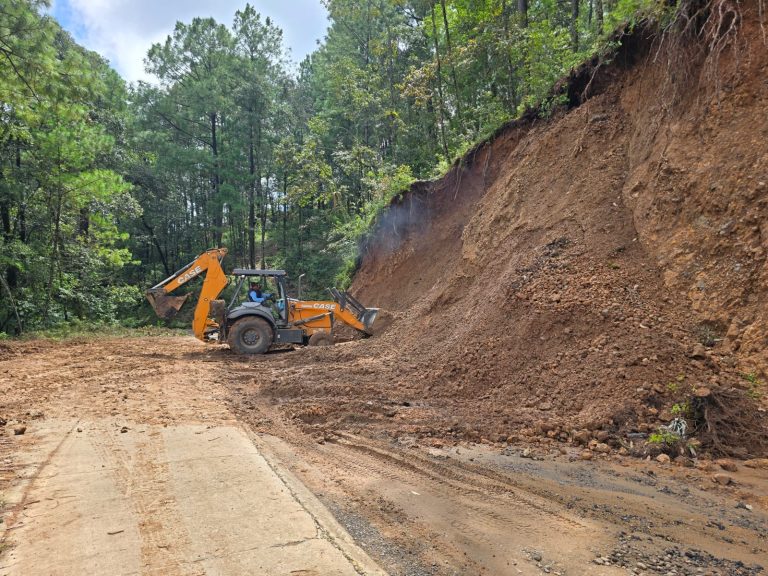 Atienden obstrucción de caminos rurales tras afectaciones por lluvias