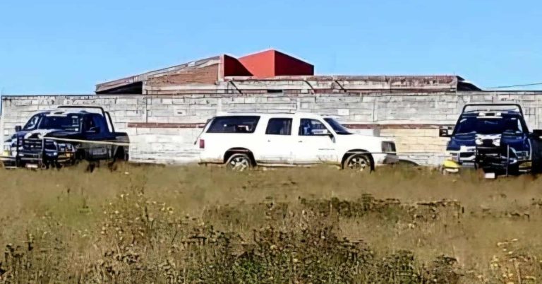 Hallan camioneta baleada en un camino de Santiago Undameo