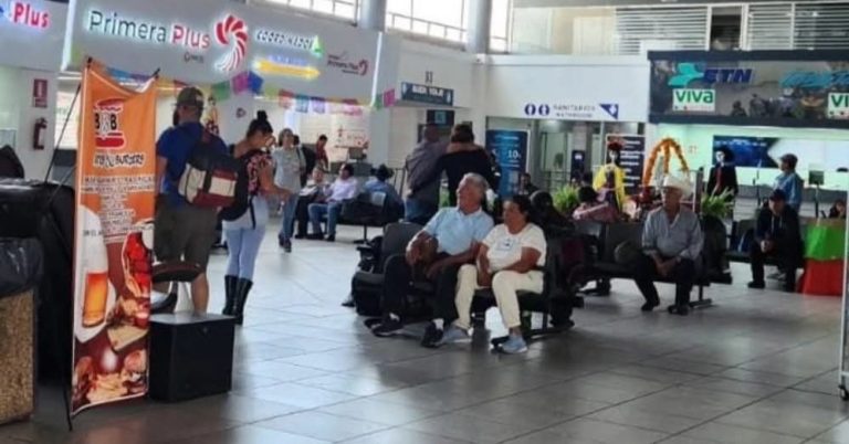 Centrales camioneras de Zamora y Morelia suspenden corridas por bloqueos