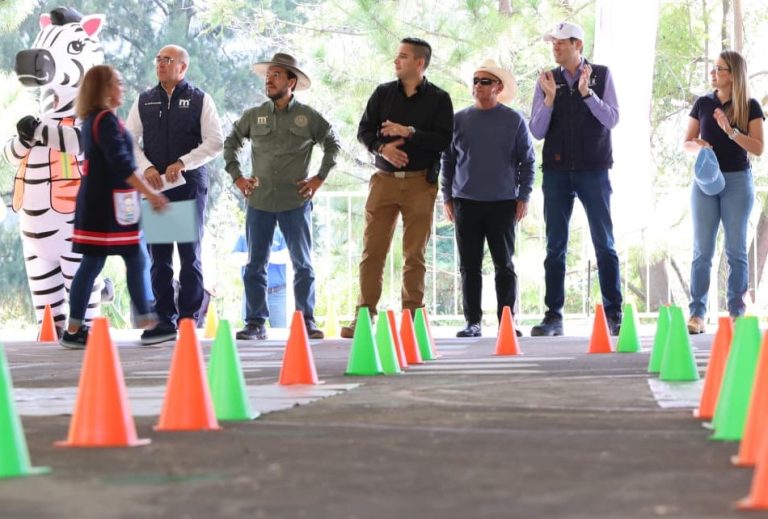 Convive Alfonso Martínez con niñas y niños del Jardín de Niños Ignacio López Rayón