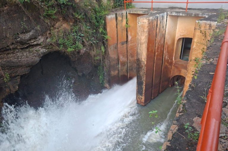 Inicia desfogue controlado de la presa de Cointzio