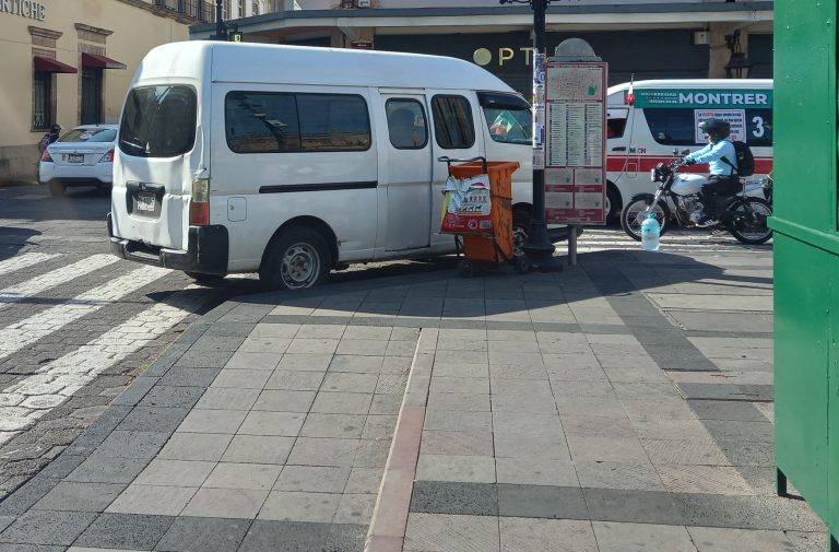 Vehículos mal estacionados, otra molestia que ocasiona plantón del FNLS en el Centro Histórico