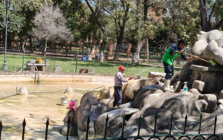 Realizan limpieza de la Fuente de ‘Los Patos’