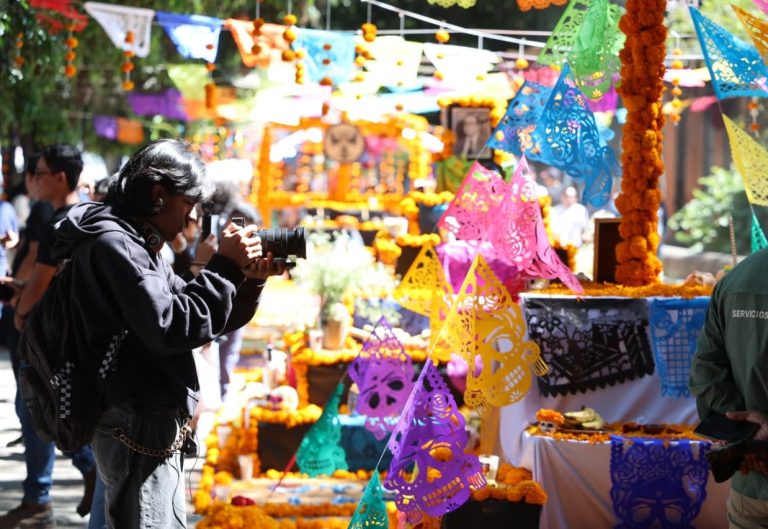 Recorre Alfonso Martínez altares y tapetes florales en plazas públicas