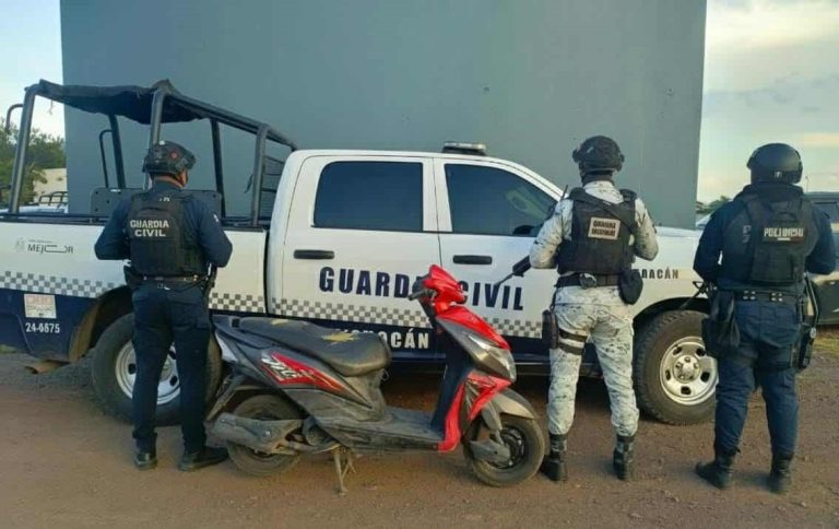 Policías detienen a adolescente con moto robada, en Zamora