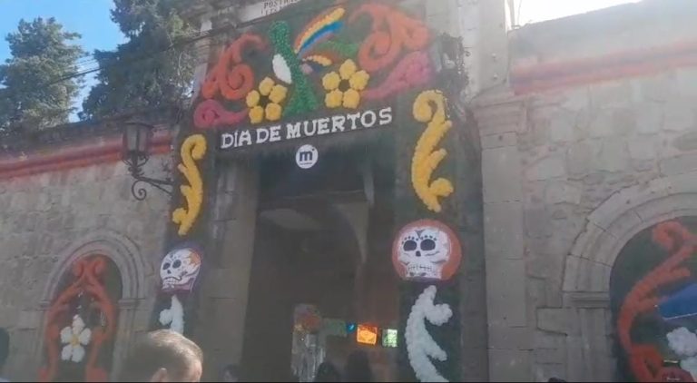 Cobra vida y colorido el Panteón Municipal, deudos acuden a llevar flores y previo a la Noche de Muertos