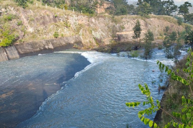 Disminuye desfogue controlado de la presa de Cointzio
