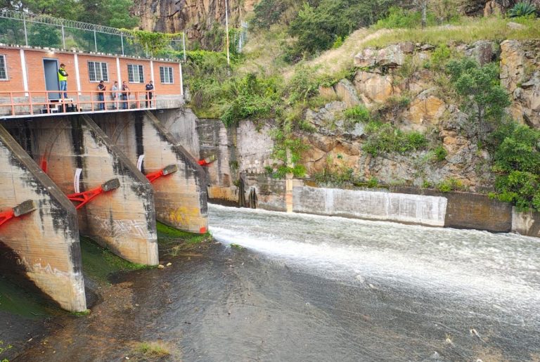 Aumenta desfogue controlado de la presa de Cointzio