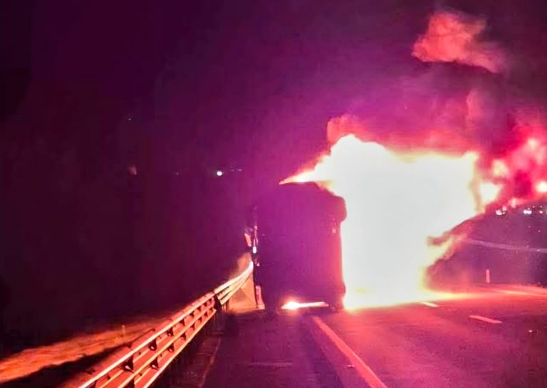 Arde vehículo sobre la autopista México-Guadalajara