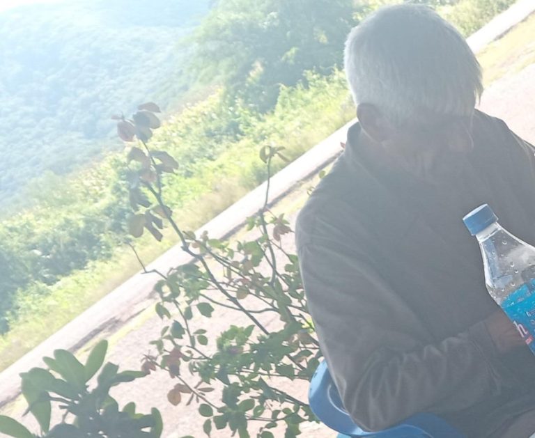 Localizan con vida a senderista de 71 años extraviado en Tiquicheo