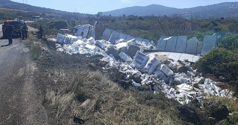 Se accidenta tráiler del Grupo Ortiz en la carretera Morelia-Quiroga