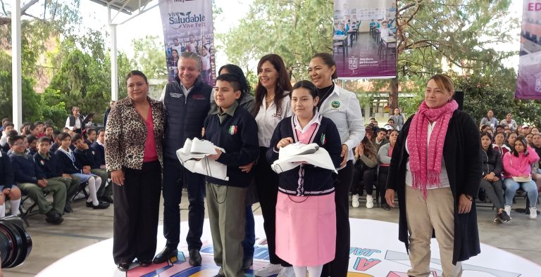 Entregan 600 pares de tenis en la Secundaria Federal de Santa María de Guido