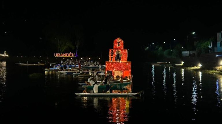 Representación “el camino de las ánimas” de Urandén fusiona música, danza, tradición e iluminación de canales