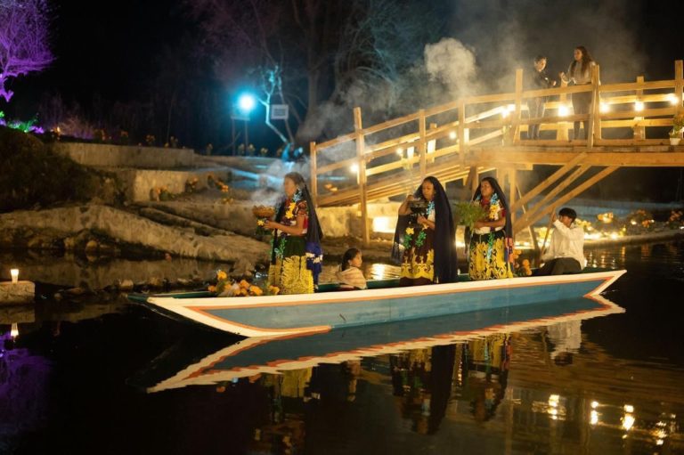 Inicia Urandén celebración de Noche de Muertos con iluminación de sus canales
