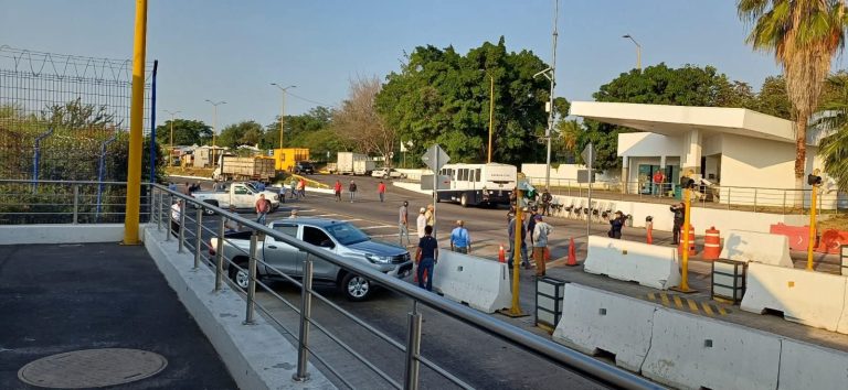 Bloquean arroceros caseta en autopista siglo XXI