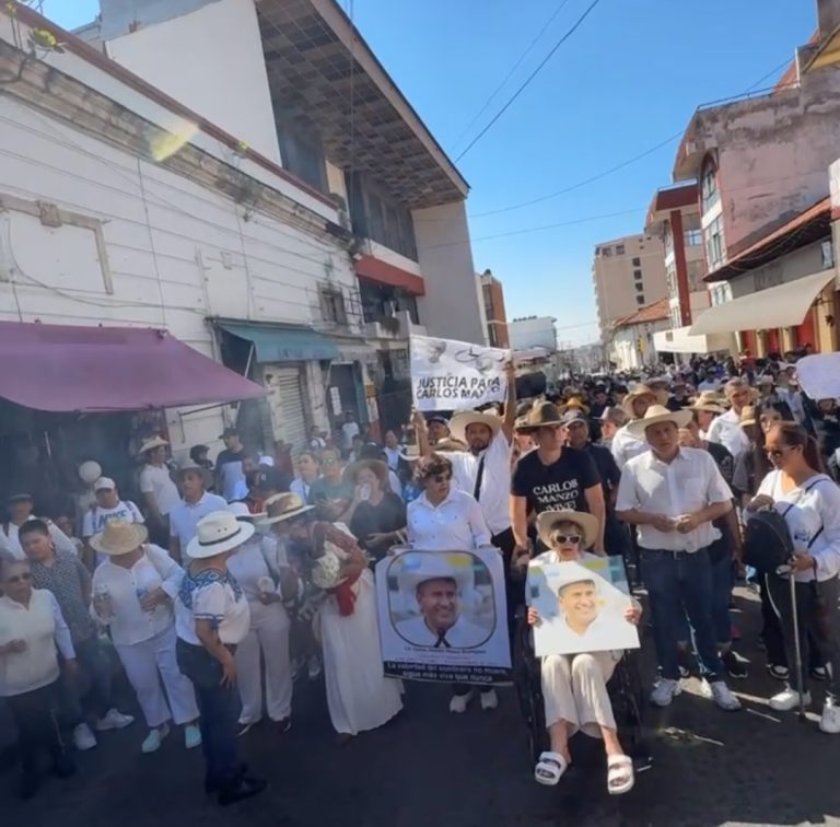 Abuelita de Manzo encabeza marcha en Uruapan