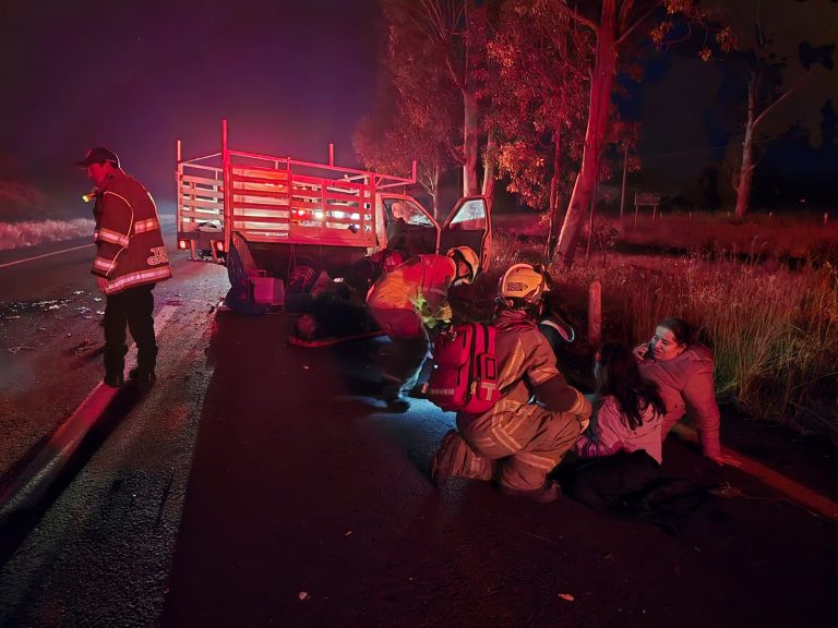 Choque de camioneta contra árbol deja 4 heridos en la Morelia-Pátzcuaro