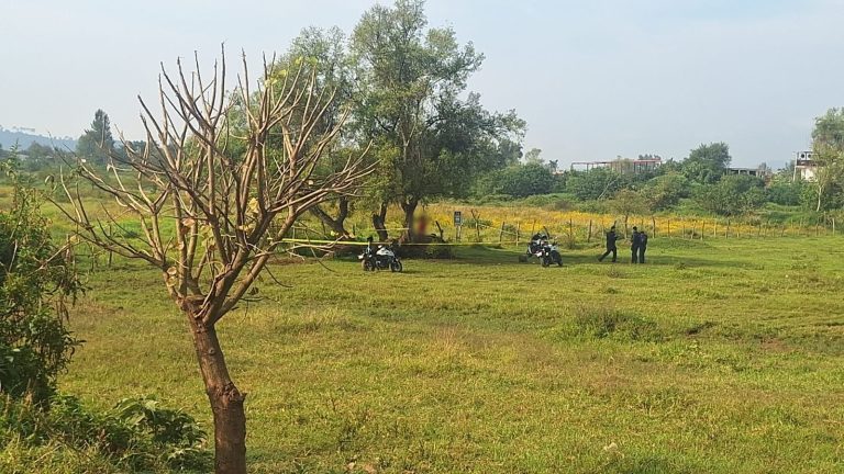 Localizan a un hombre muerto a un costado del río Santa Bárbara, al oriente de Uruapan