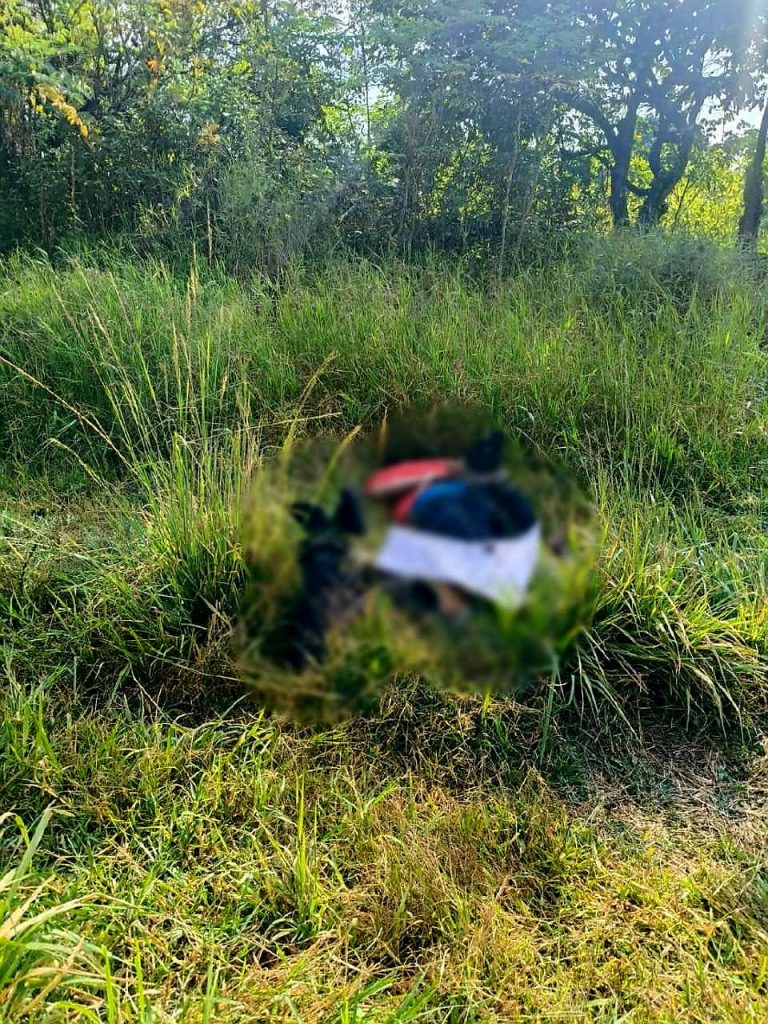 Localizan dos ejecutados, maniatados y con narcomensaje, al poniente de Uruapan