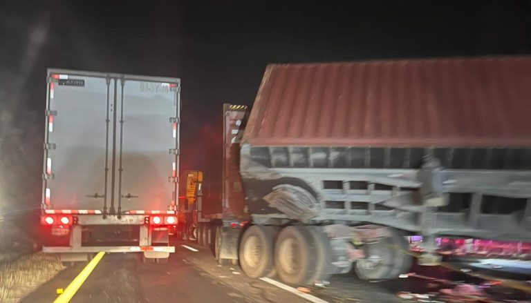 Un fallecido y 4 lesionados en choque múltiple por alcance, en Maravatío