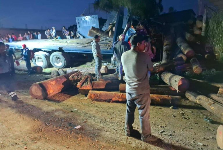 Accidente de camión trocero deja un adulto mayor herido en la carretera Zitácuaro-Aputzio de Juárez