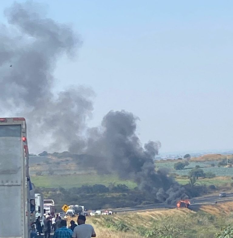 Camión de carga se incendia en la autopista México–Guadalajara