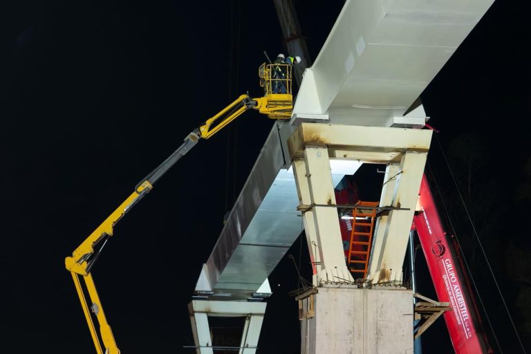 Supervisa gobernador colocación de trabe en distribuidor vial de salida a Pátzcuaro