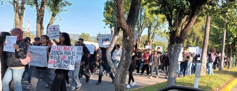 Con marchas y bloqueos carreteros en Uruapan, exigen justicia por el homicidio del alcalde 