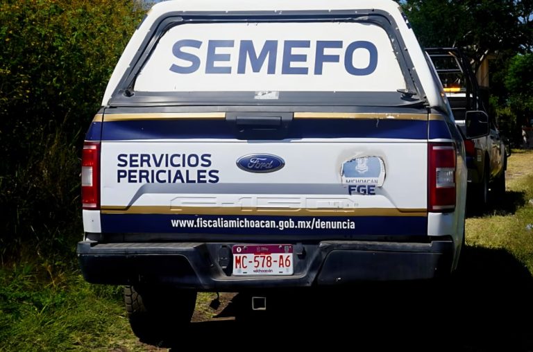 Abandonan un cadáver embolsado en brecha de Apatzingán