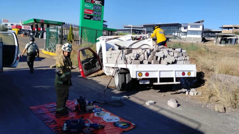 Choque de camioneta materialista deja 1 herido en la Morelia-Pátzcuaro 
