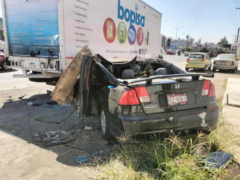 Automovilista choca contra retaguardia de camión y queda malherido, al norte de Morelia
