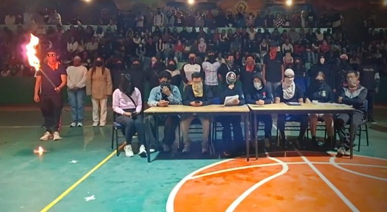 «No somos vándalos», reviran normalistas a Mariana Sosa