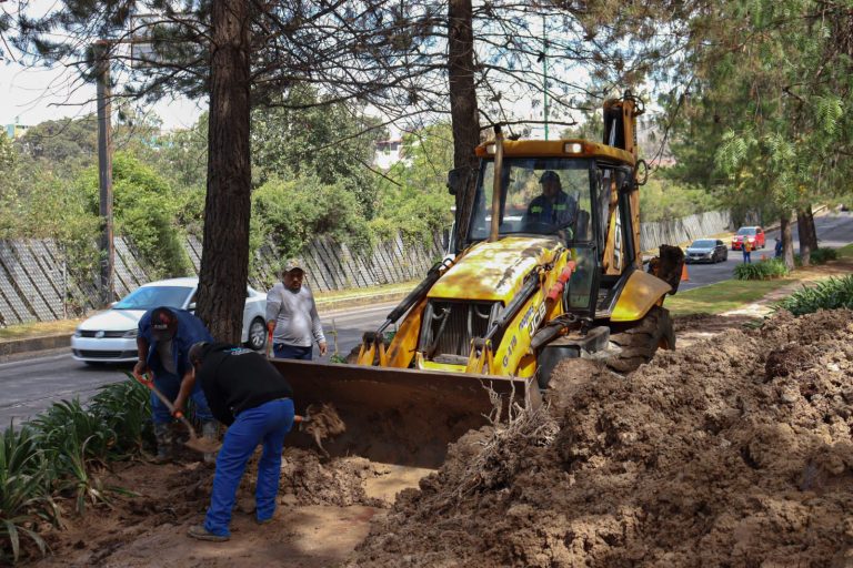 Supervisan trabajos de reparación de fuga en Santa María