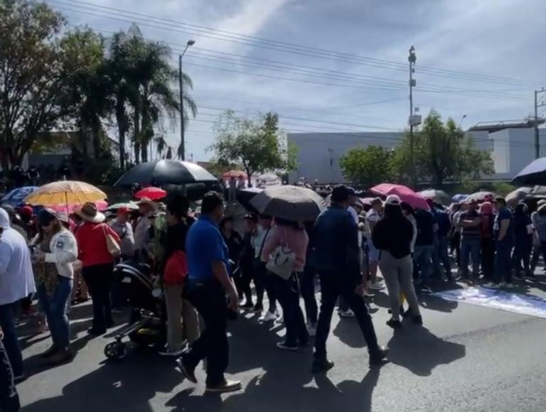 Se concentran centistas afuera de Casa de Gobierno, bloqueando el paso vehicular