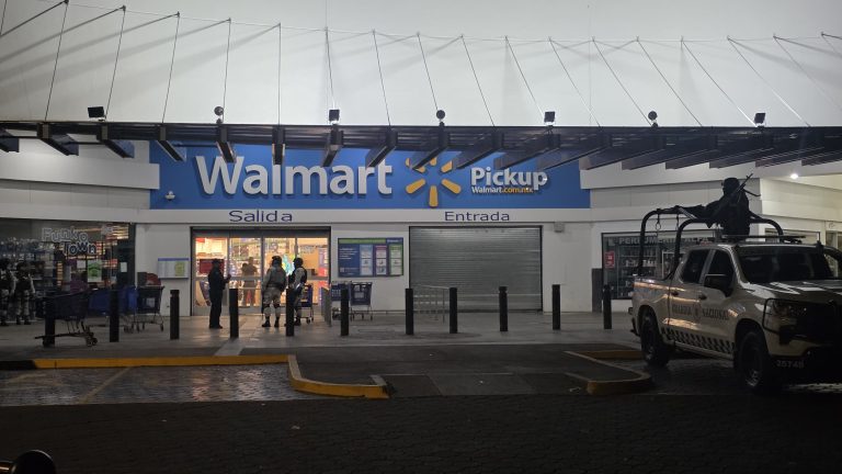 Solitario pistolero balea a empleado de Walmart y huye en un taxi, en Zamora